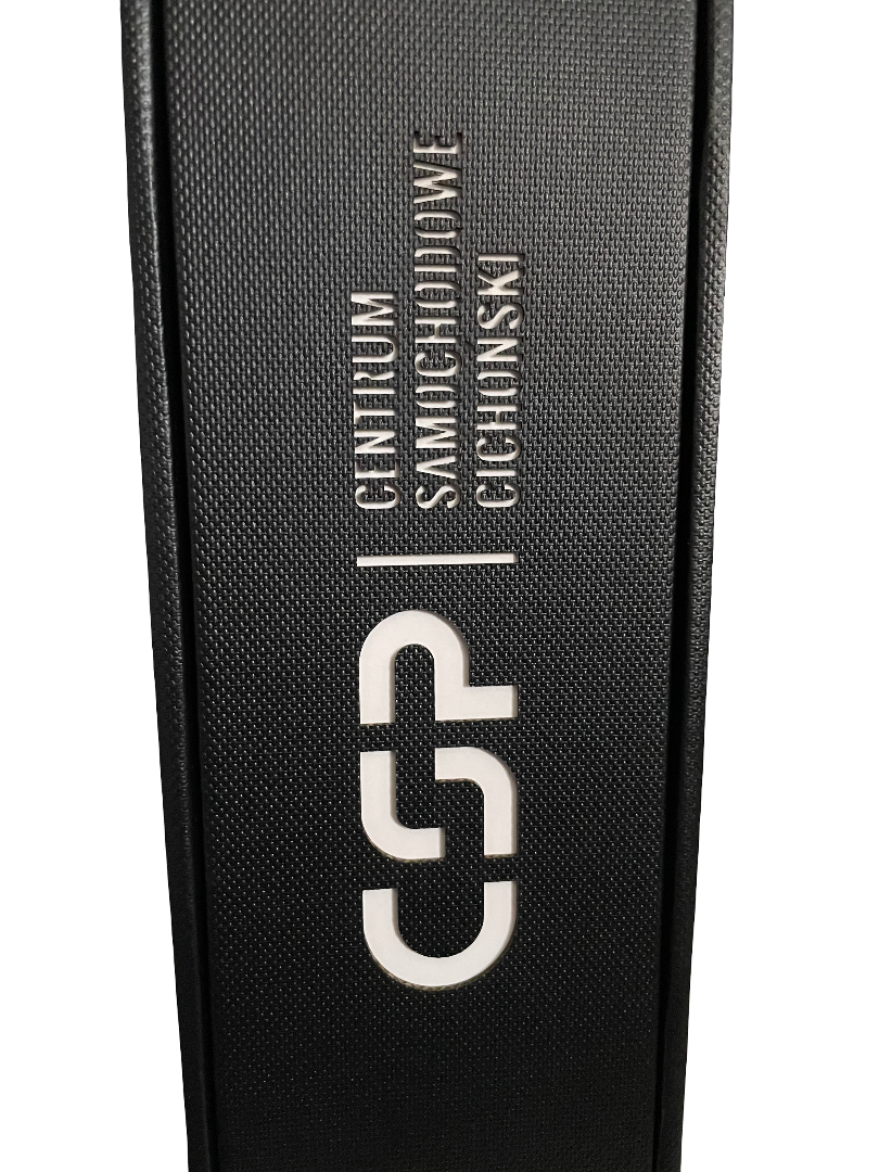 czarne pudełko z logo