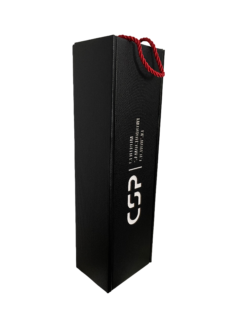 Białe logo na czarnym opakowaniu