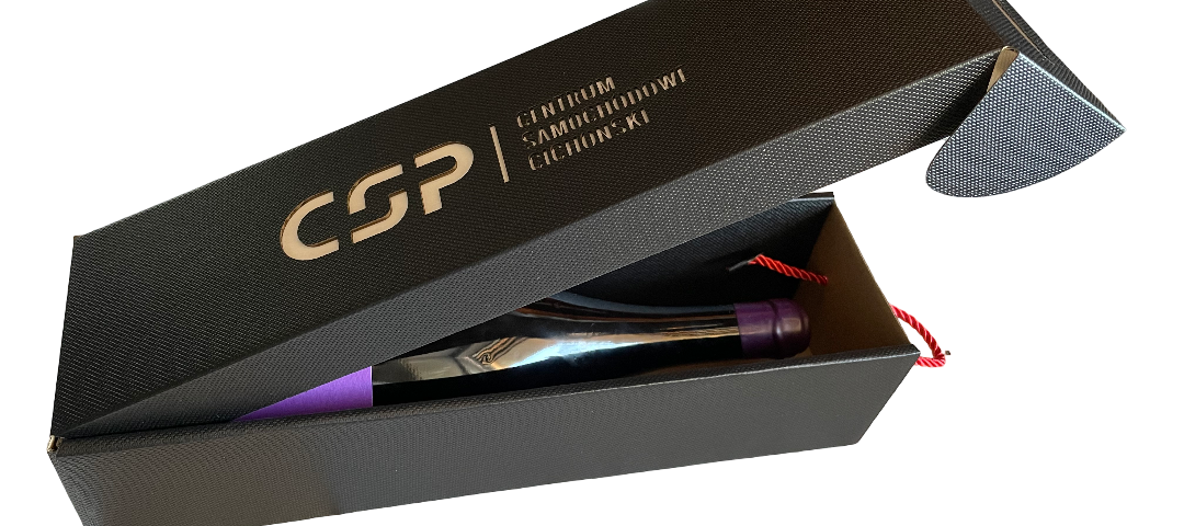 Czarne pudełko z białym logo